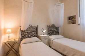 Tabla de planchar con plancha, wifi y ropa de cama 