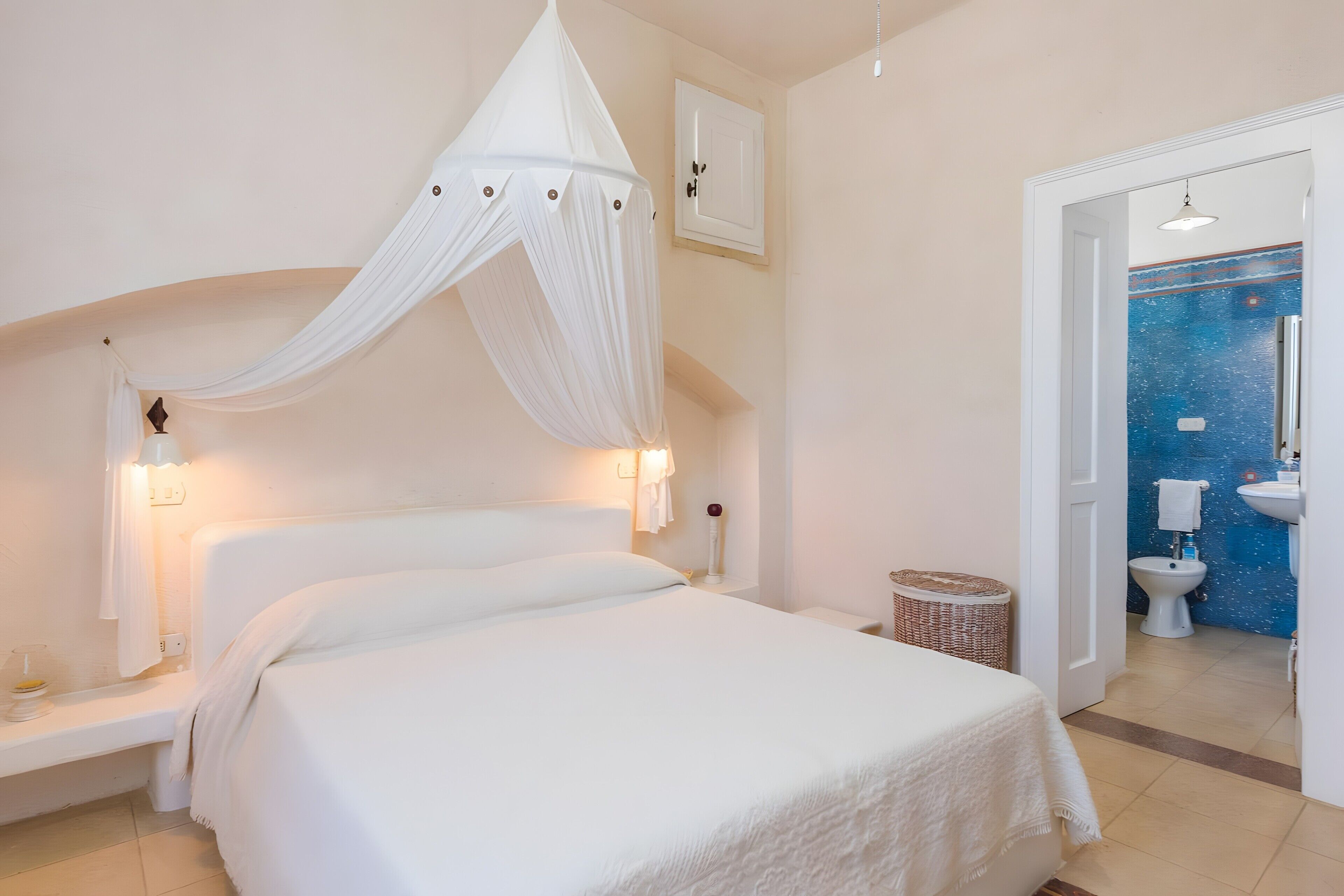 Silitysrauta/-lauta, Wi-Fi, vuodevaatteet