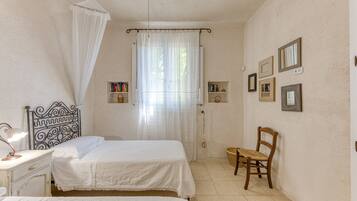 3 bedrooms, iron/ironing board, WiFi, bed sheets