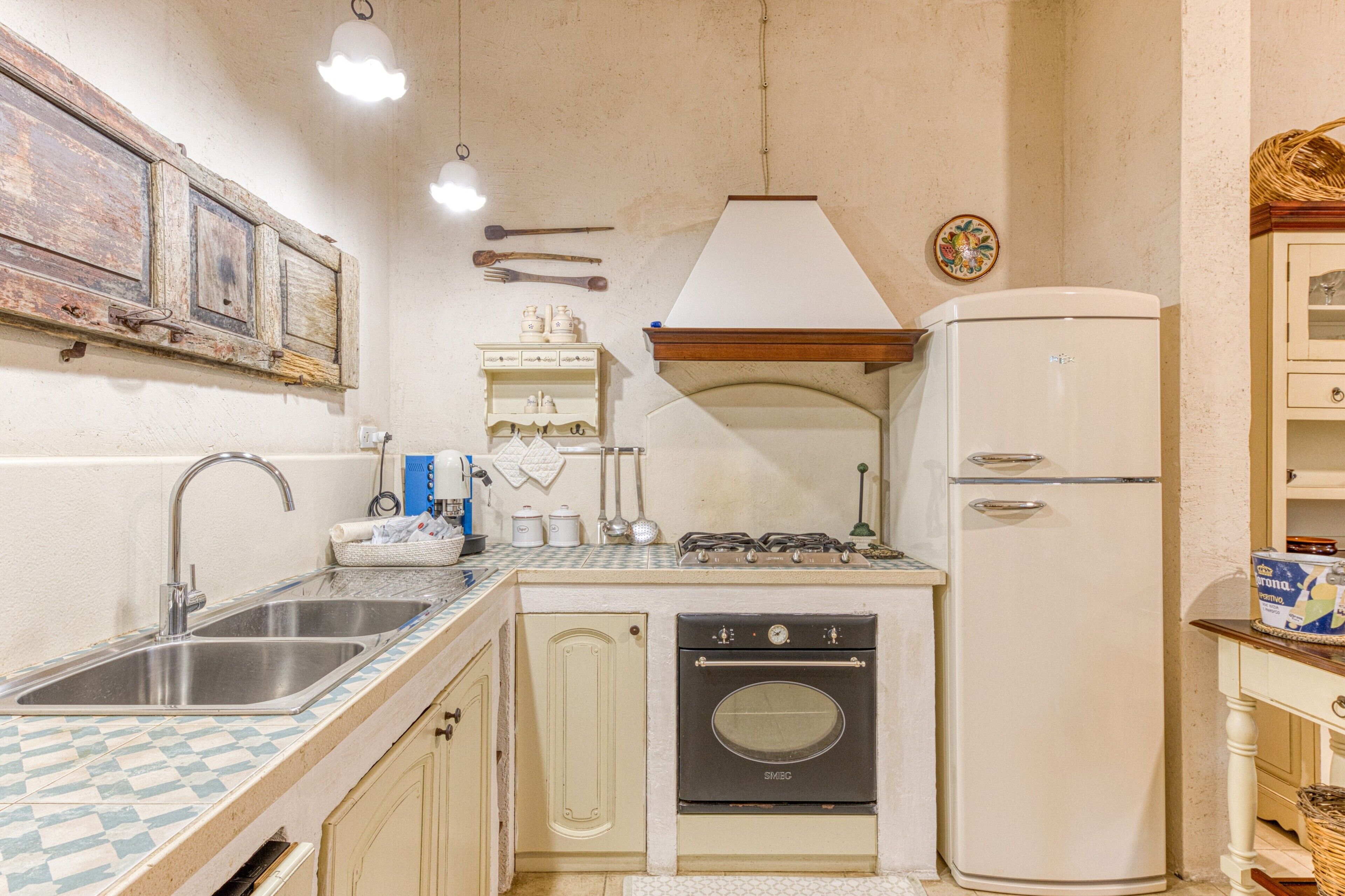Réfrigérateur, un four, surface de cuisson, lave-vaisselle