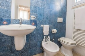 Ducha, secador de pelo, toallas