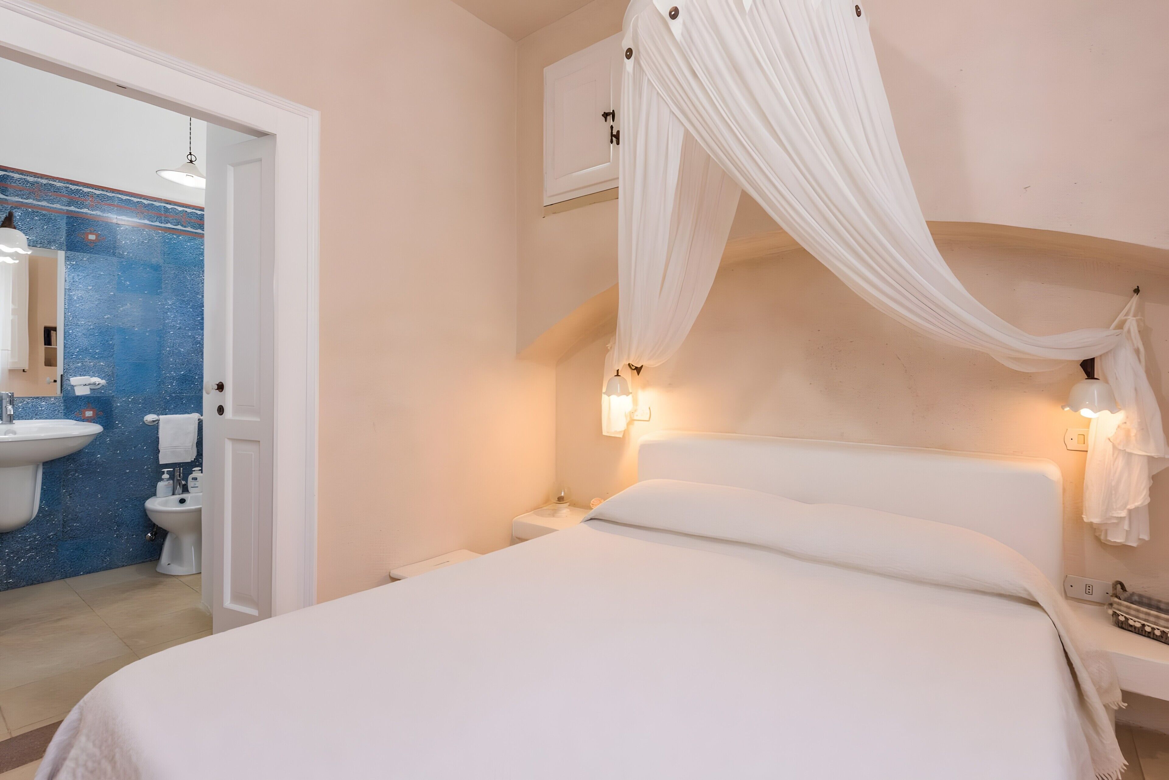 Silitysrauta/-lauta, Wi-Fi, vuodevaatteet