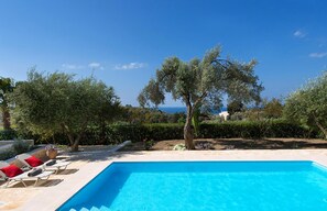Pool - Idyllic Stone House for Two with Charming Gardens near Taverna (Arkadi)