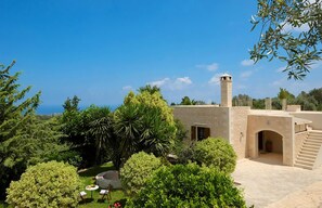 Property grounds - Idyllic Stone House for Two with Charming Gardens near Taverna (Arkadi)