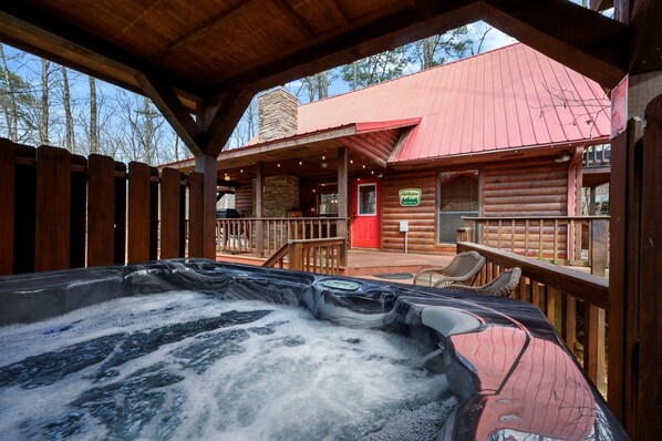 Outdoor spa tub - Kodiak Bear-hot Tub-playground-location! (Broken Bow)