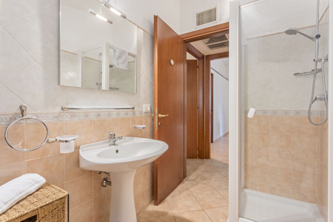 Douche, bidet, serviettes fournies