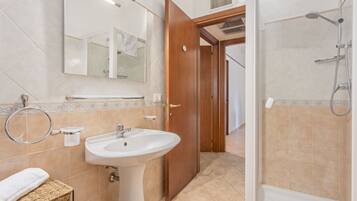 Douche, bidet, serviettes fournies