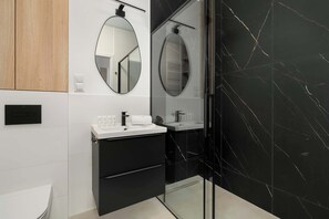 Dusche, Haartrockner, Handtücher, Shampoo