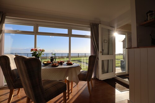 Seaview Lodge - sleeps 4 all on one level - uninterrupted sea views - dog-friendly