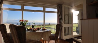 Seaview Lodge - sleeps 4 all on one level - uninterrupted sea views - dog-friendly