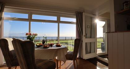 Seaview Lodge - sleeps 4 all on one level - uninterrupted sea views - dog-friendly
