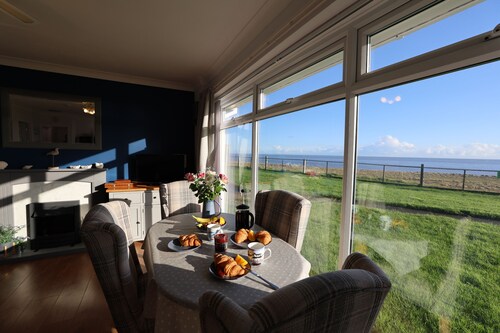 Seaview Lodge - sleeps 4 all on one level - uninterrupted sea views - dog-friendly