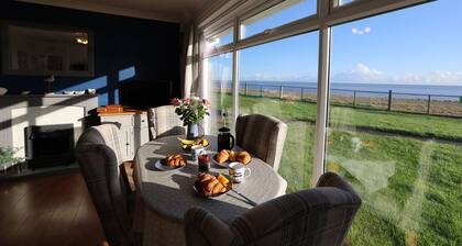 Seaview Lodge - sleeps 4 all on one level - uninterrupted sea views - dog-friendly