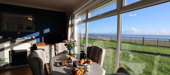 Seaview Lodge - sleeps 4 all on one level - uninterrupted sea views - dog-friendly