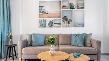 Een televisie en een open haard