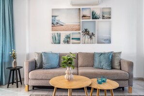 Een televisie en een open haard