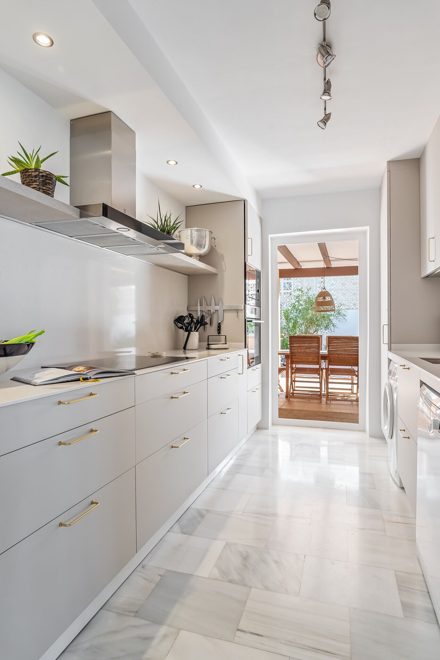 Een koelkast, een magnetron, een oven, een vaatwasser