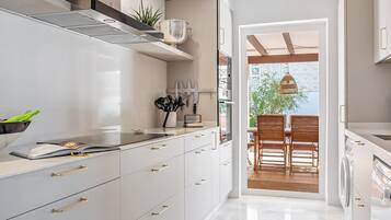 Een koelkast, een magnetron, een oven, een vaatwasser