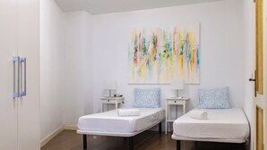2 bedrooms, iron/ironing board, WiFi, bed sheets - Quiet area, close to everything (Málaga)