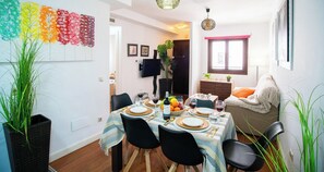 Dining - Explore Malaga on foot from this cozy apartment (Málaga)