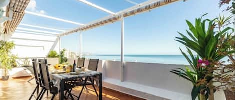 屋外ダイニングエリア