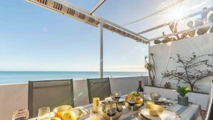 Outdoor dining - Wake up facing the sea on the seafront promenade (Fuengirola)