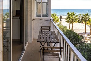 Outdoor dining - Coastal charm on the promenade (Fuengirola)