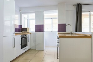 Wasserkocher mit Kaffee-/Teezubehör, Kühlschrank, Mikrowelle, Ofen