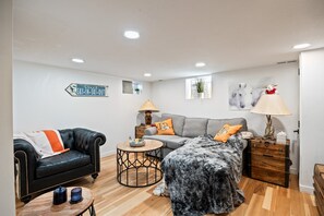 Living area - Charming this 3BR, 2BA near Park City (Park City)