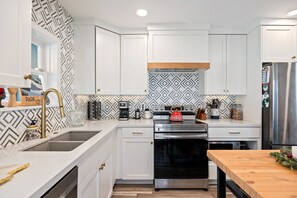 Fridge, microwave, oven, stovetop - Charming this 3BR, 2BA near Park City (Park City)