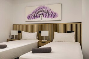 2 bedrooms, iron/ironing board, WiFi, bed sheets - Seafront promenade, blue sea, and total relaxation (Fuengirola)