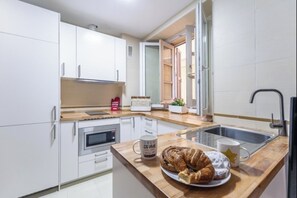 Kylskåp, mikrovågsugn, spishäll och kaffe- och tebryggare