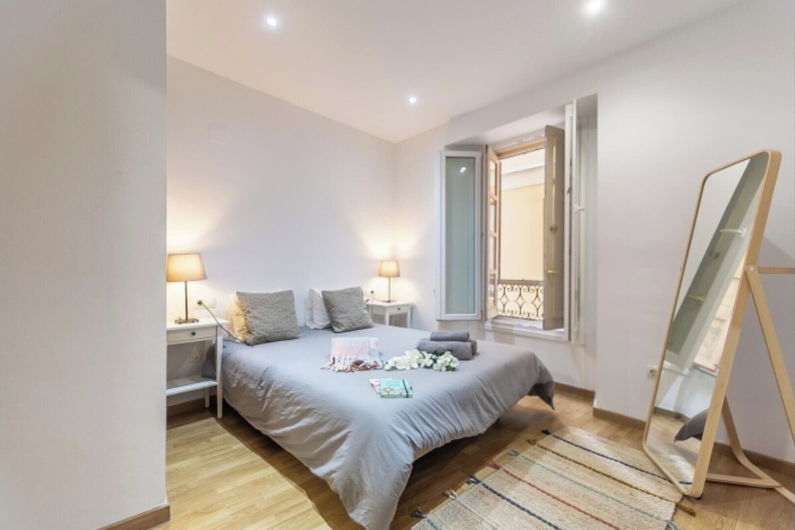 1 dormitorio, tabla de planchar con plancha, wifi y ropa de cama