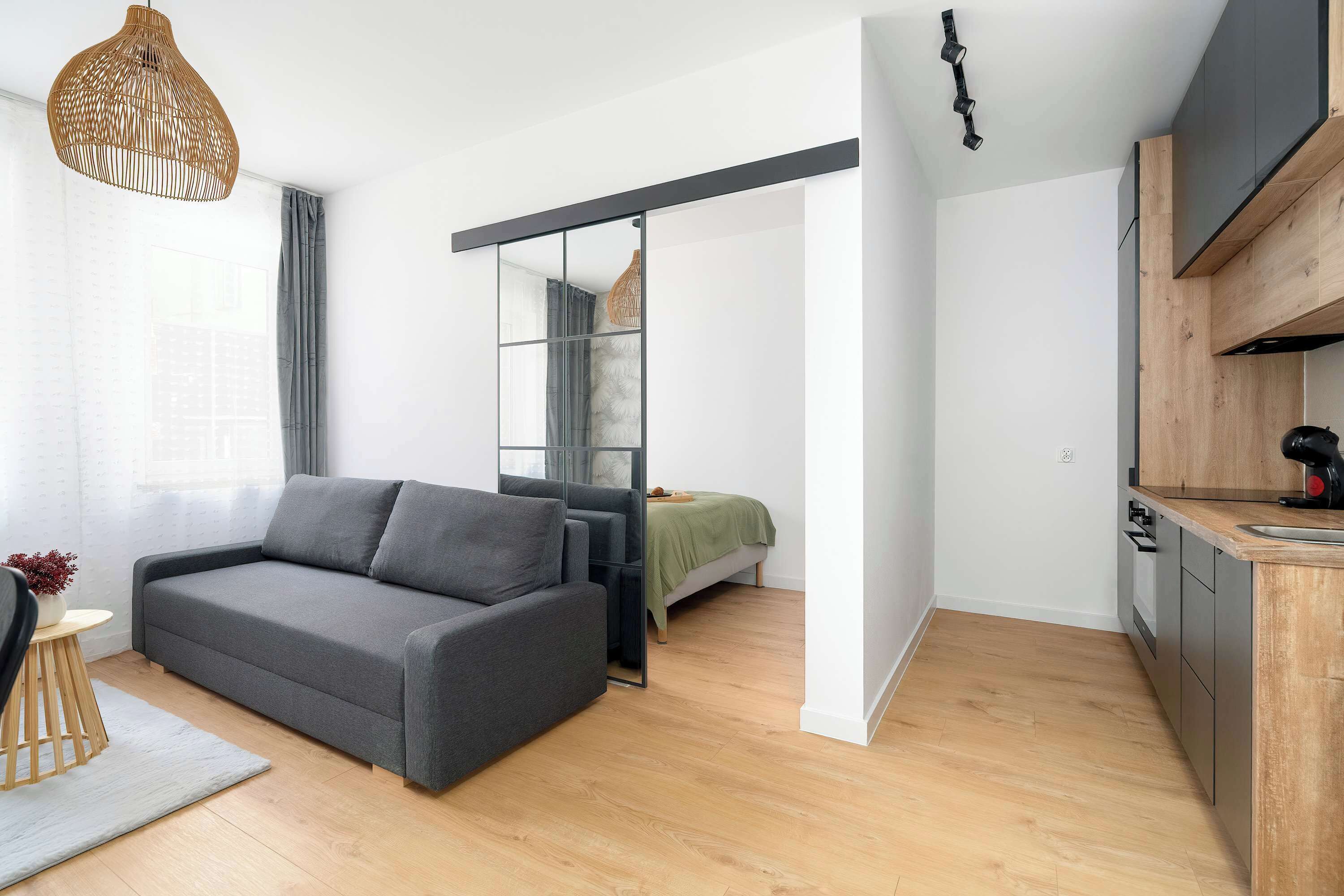 1 dormitorio, escritorio, tabla de planchar con plancha y cuna de viaje