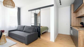 1 dormitorio, escritorio, tabla de planchar con plancha y cuna de viaje