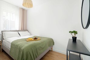 1 slaapkamer, een bureau, een strijkplank/strijkijzer, reisbedje