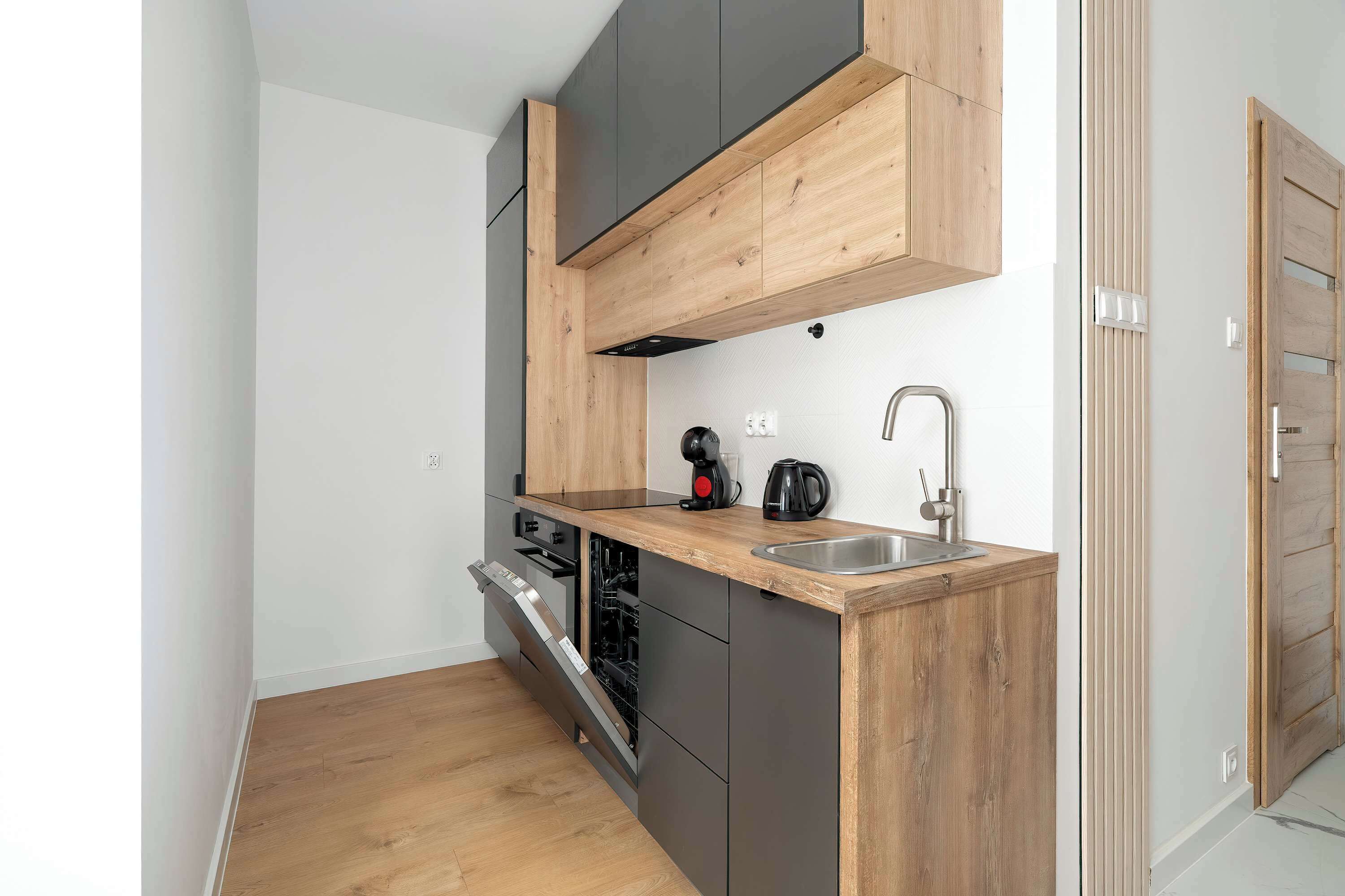 Cafetera o tetera, frigorífico, horno y placa de cocina