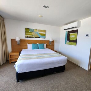 1 bedroom, desk, iron/ironing board, WiFi - Perfect for Two – 1-Bedroom Esplanade Retreat (Urangan)