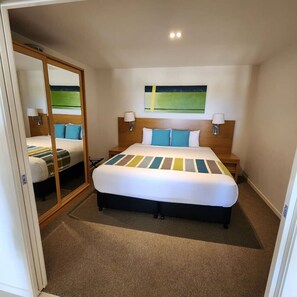 1 bedroom, desk, iron/ironing board, WiFi - Relaxed Esplanade Living near Pier & Marina (Urangan)