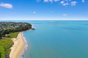 Beach nearby - Relaxed Esplanade Living near Pier & Marina (Urangan)
