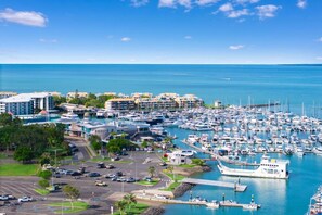 Marina - Relaxed Esplanade Living near Pier & Marina (Urangan)