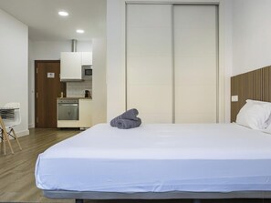 1 slaapkamer, een strijkplank/strijkijzer, wifi, beddengoed