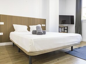 1 slaapkamer, een strijkplank/strijkijzer, wifi, beddengoed