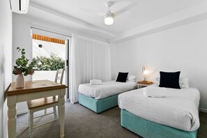 2 bedrooms, desk, iron/ironing board, WiFi - Kings Beach Walk to Surf & Cafés. (Kings Beach)