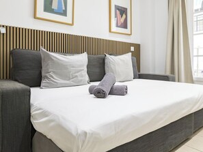 Tabla de planchar con plancha, wifi y ropa de cama 