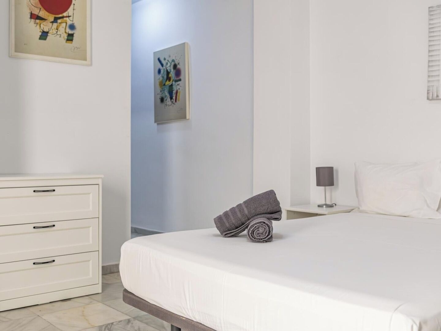 1 dormitorio, tabla de planchar con plancha, wifi y ropa de cama