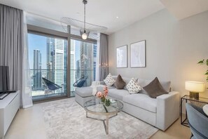 Luxe appartement, balkon, uitzicht op de stad | Woonruimte | Een 65-inch smart-tv met kabelzenders