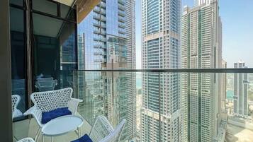 Luxe appartement, balkon, uitzicht op stad | Uitzicht vanaf balkon