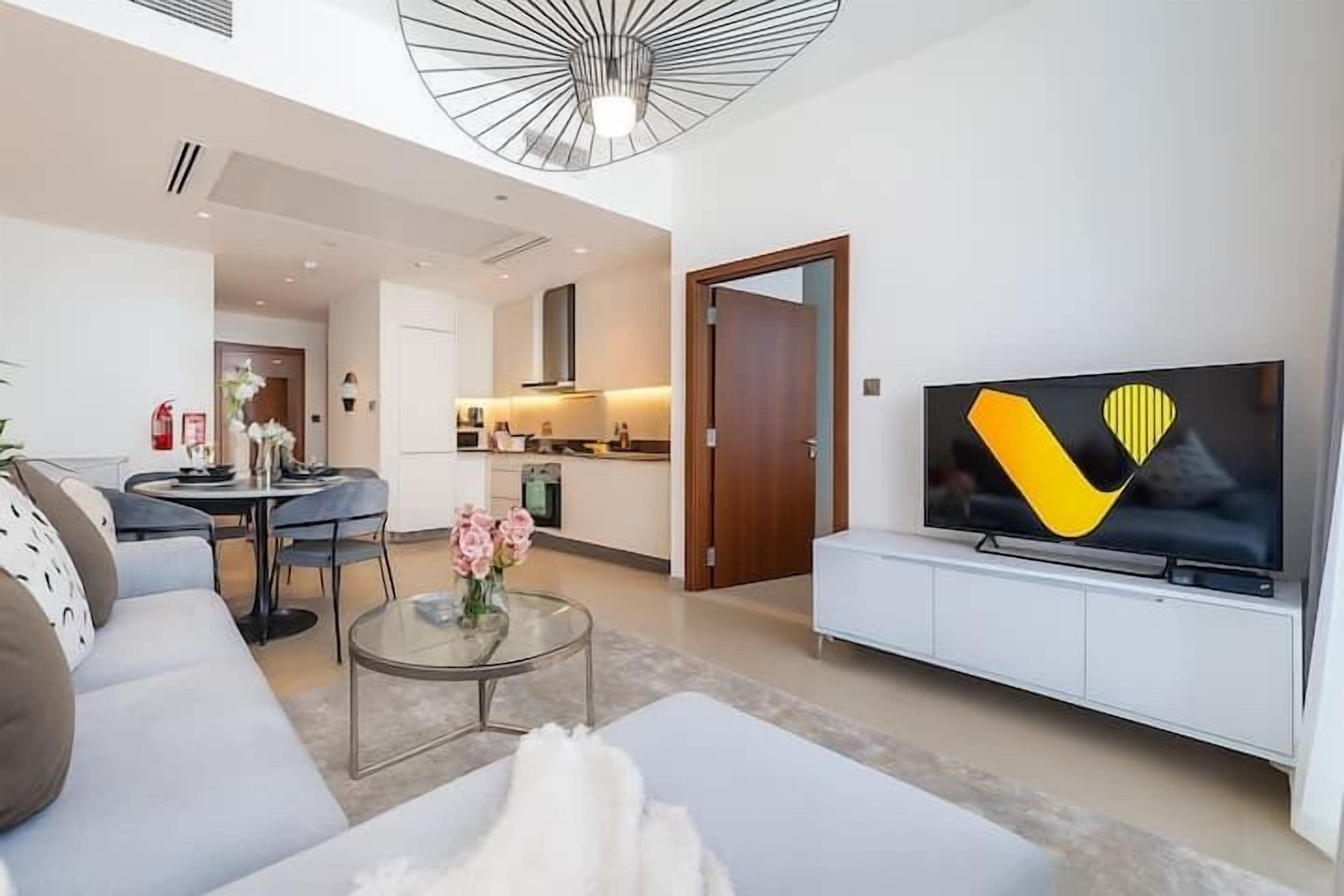 Luxe appartement, balkon, uitzicht op stad | Woonruimte | Een 65-inch smart-tv met kabelzenders