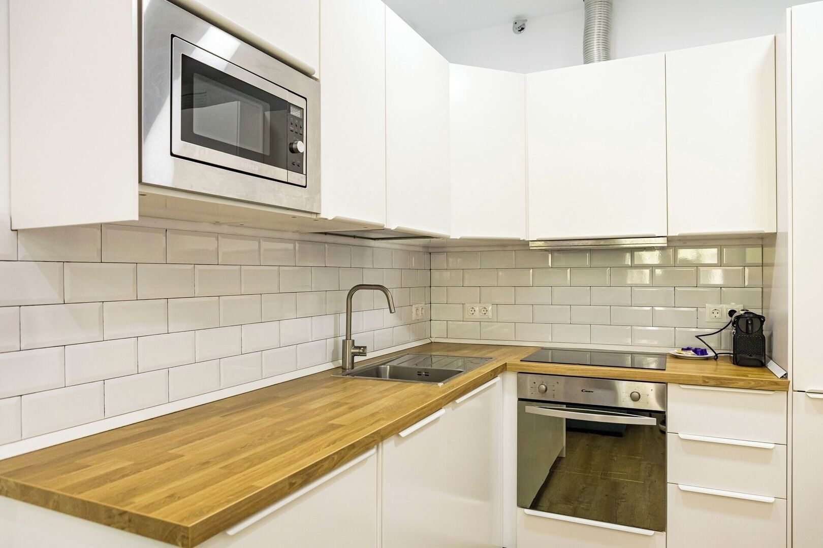 Een koelkast, een magnetron, een oven, een kookplaat